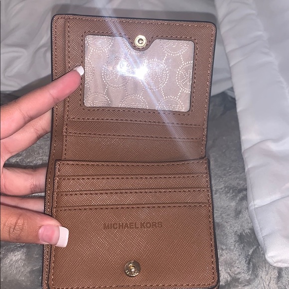 BRAND NEW MK WALLET - Picture 2 of 4